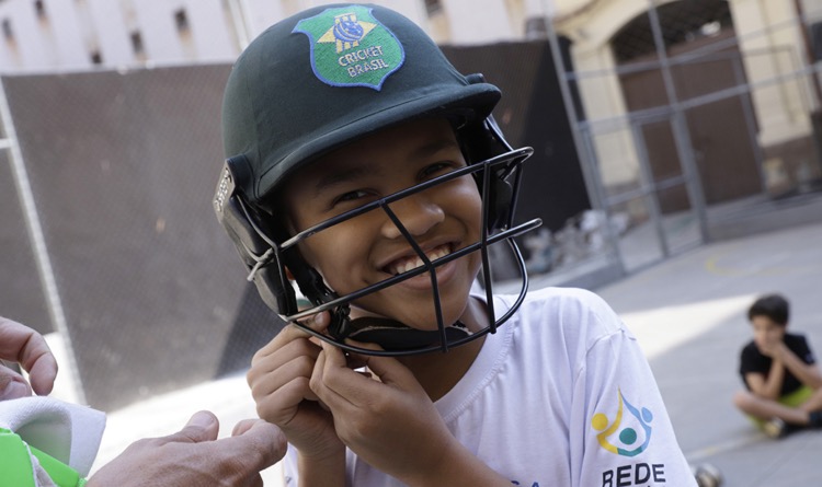 Crianças jogando cricket