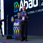 Romeu Zema compartilha experiência empresarial na abertura da Convenção ABAD 2026