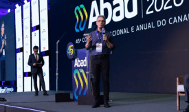 Romeu Zema compartilha experiência empresarial na abertura da Convenção ABAD 2026
