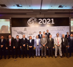 Convidados do evento, incluindo o vice-presidente da ABAD, Juliano Faria Souto